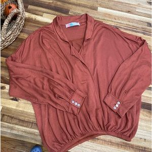 Cute long sleeved shirt with elastic waist